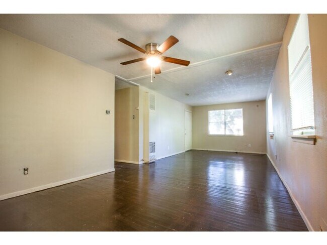Building Photo - Discover Your New Home in the Heart of San Antonio's East Side