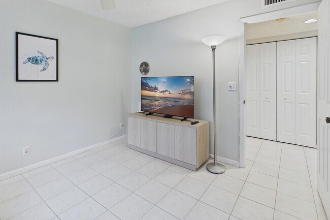 Building Photo - 15451 Pembridge Dr