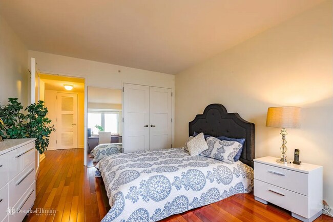 Building Photo - 425 5th Ave