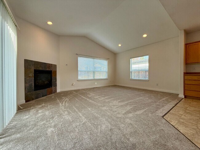 Building Photo - SCHEDULE A TOUR TO VIEW THIS VERY SPACIOUS HOME IN REDMOND!!