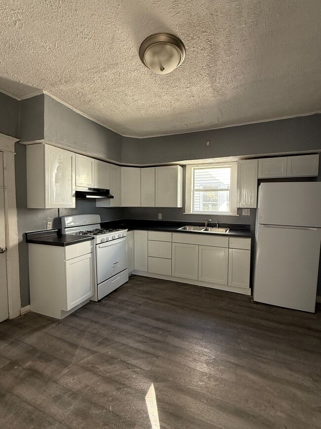 Building Photo - Large 4 bedroom Home