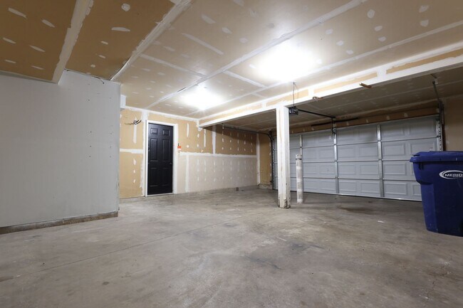 Building Photo - Beautiful 3 Bed 2.5 Bath w/2 Car Oversized Garage