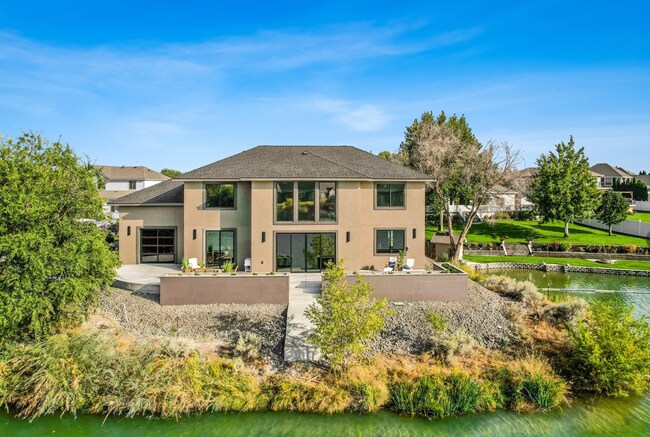 Building Photo - Stunning Large Custom Built Home On the Lake!