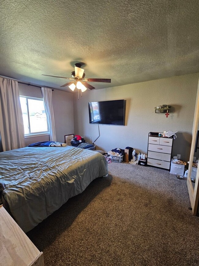 Building Photo - 3 BED | 3 BATH | SPLIT FOYER HOME | GARAGE