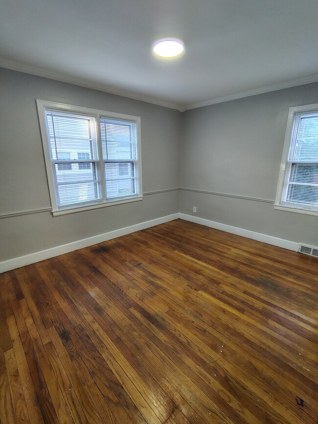 Building Photo - 2407 Custer Ave