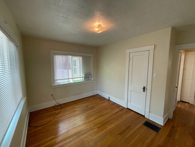 Building Photo - 450 Sycamore St NE