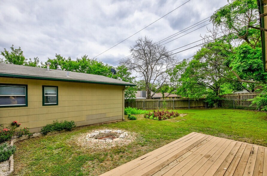 Building Photo - 1117 Colony N Dr