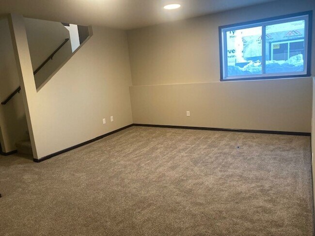 Building Photo - Modern 3 Bedroom Home with Garage & Fenced Yard for Rent!