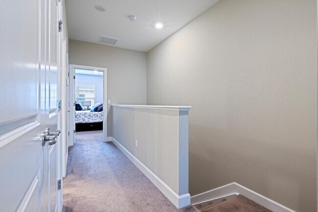 Building Photo - 1832 SE Roxy Way