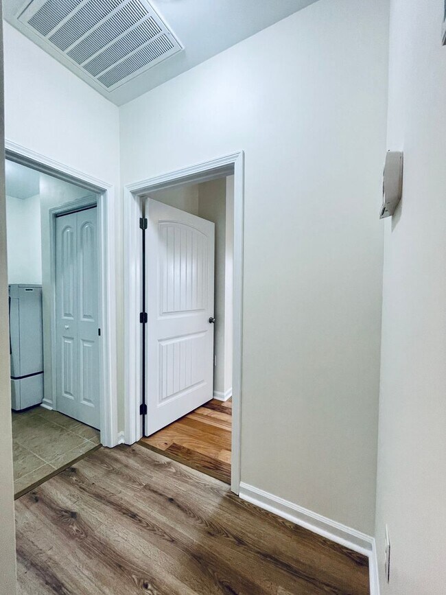 Building Photo - 3/2 single family - quiet neighborhood - updated and ready to move in!