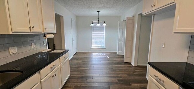 Building Photo - Beautiful 2-Bedroom Duplex in Longview! Co...