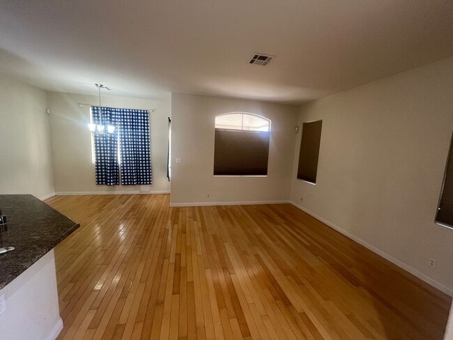 Building Photo - Amazing 2 bedroom Home- NW