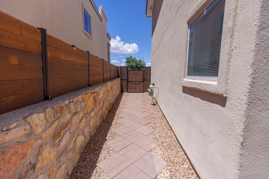Building Photo - 3640 Ascencion Cir
