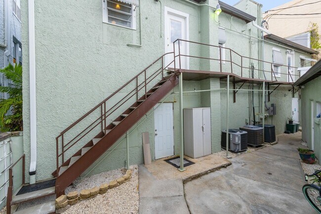 Building Photo - 917 E New Haven Ave