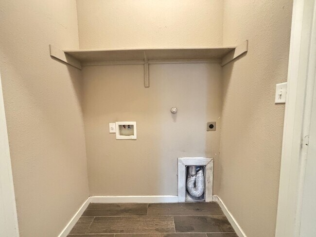 Building Photo - Luxury 3 Bed-2 Bath Duplex in NBTX!