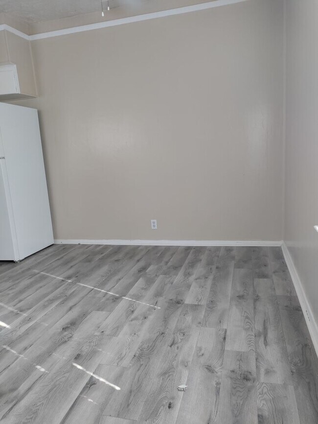 Building Photo - 213 Mounts Ave