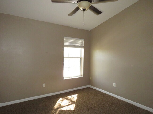 Building Photo - Townhouse 3Bed 2.5 bath Avail June 6th, 2025
