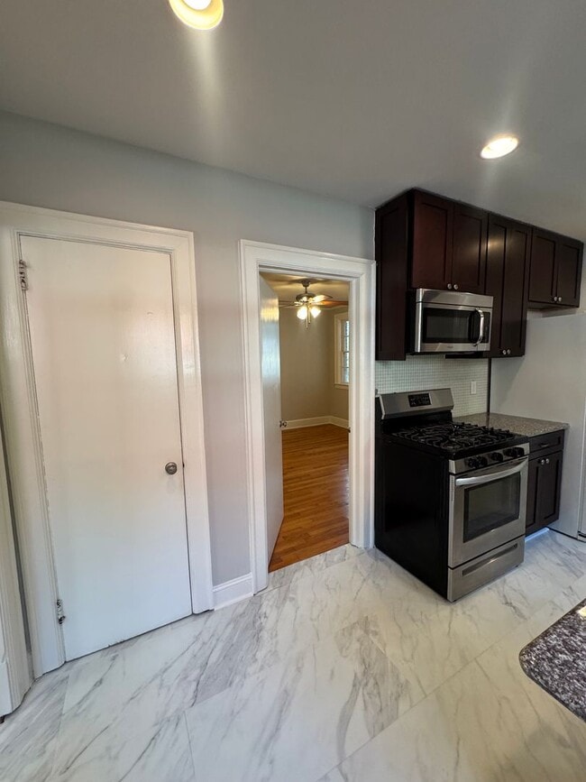 Building Photo - Adorable Home