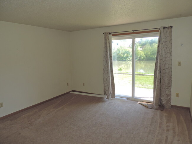 Building Photo - $875 | 1 Bedroom, 1 Bathroom Condo | Cat F...