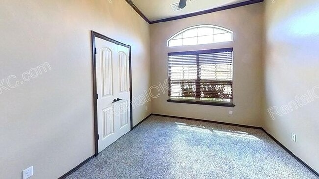 Building Photo - Large Lot, Big Space