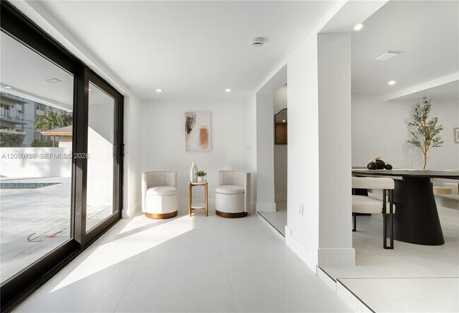 Building Photo - 1221 Biarritz Dr