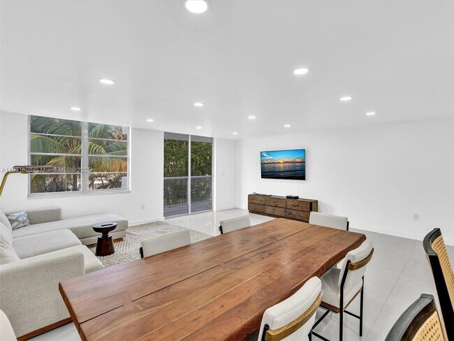 Building Photo - 10000 W Bay Harbor Dr