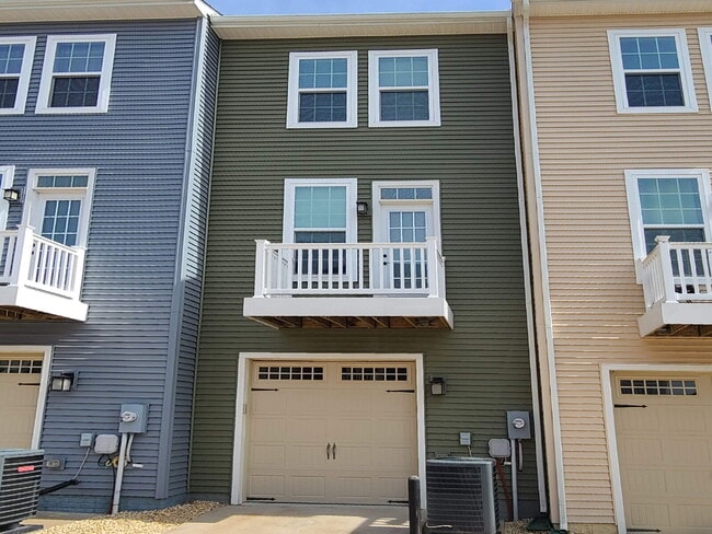 Building Photo - Spacious 3-Level TH in Mintbrook