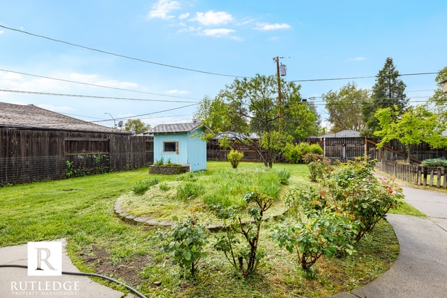 Building Photo - 3 Bedroom / 2 Bath - Ranch Style Home West Medford / Huge Back Yard!