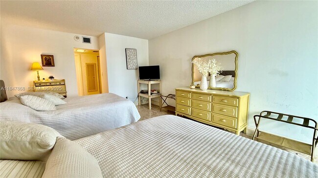 Building Photo - 100 Bayview Dr