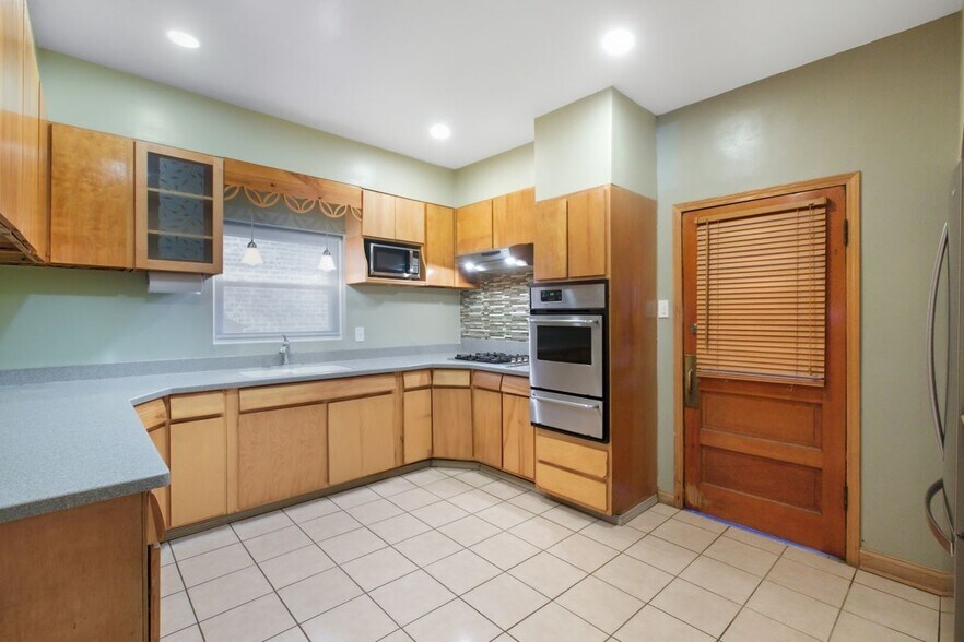 Building Photo - 5434 W Wrightwood Ave