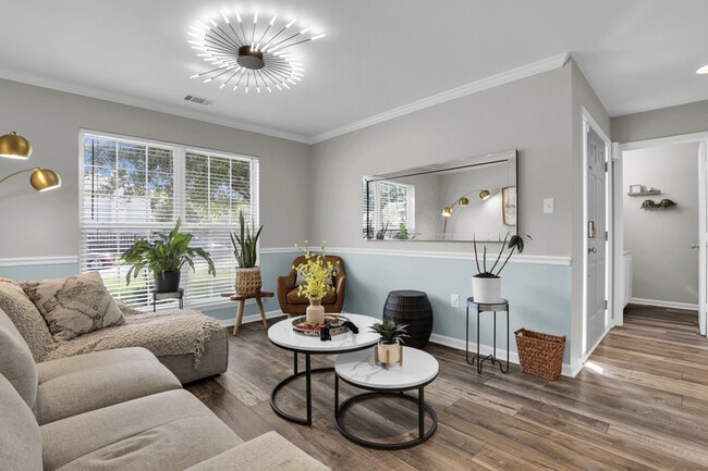 Building Photo - 136 Meadowside Ln