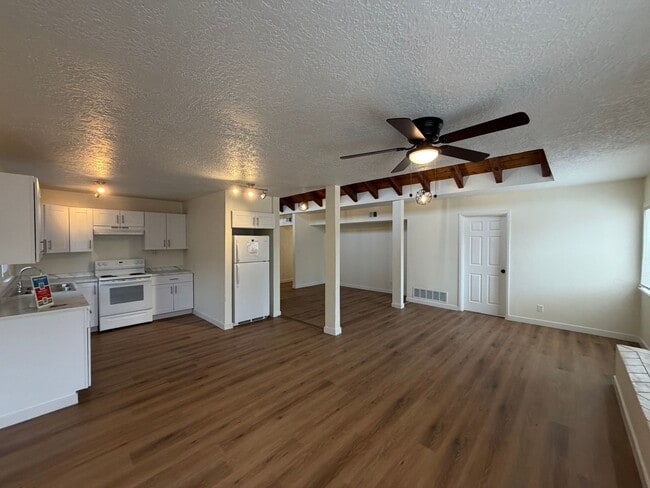 Building Photo - 3 Bedroom Single Story Home Available Near Constitution Ave NE & San Pedro Dr NE!