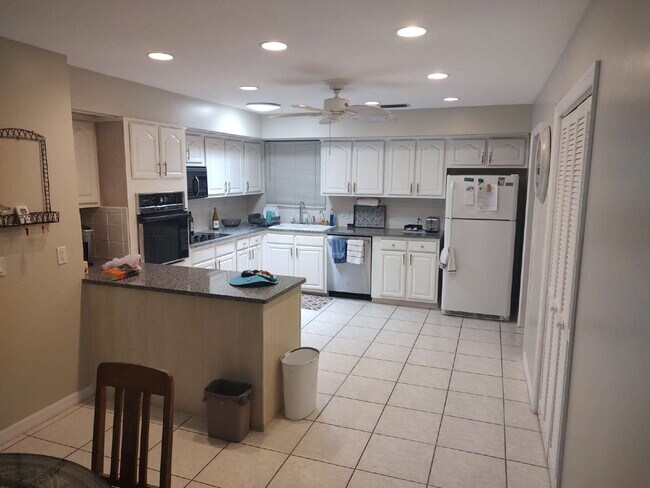 Building Photo - 997 Spinnaker Ct