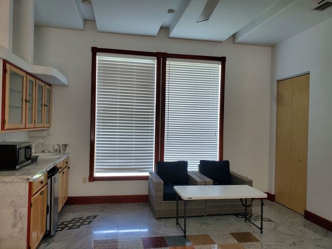 Building Photo - Spacious 3/2 with In-Law Suite