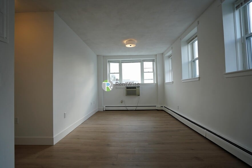 Building Photo - 740 E 7th St