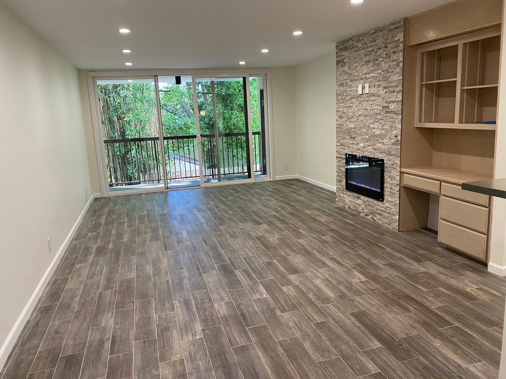 Balcony entrance from living room - 911 N Kings Rd