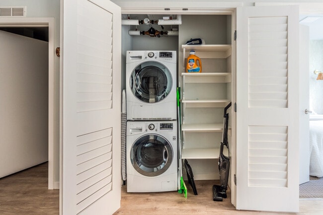 Building Photo - 320 Queen Anne Ave N