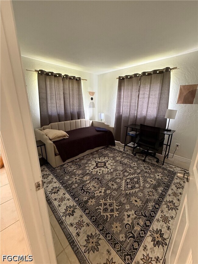 Building Photo - 525 SE Van Loon Terrace