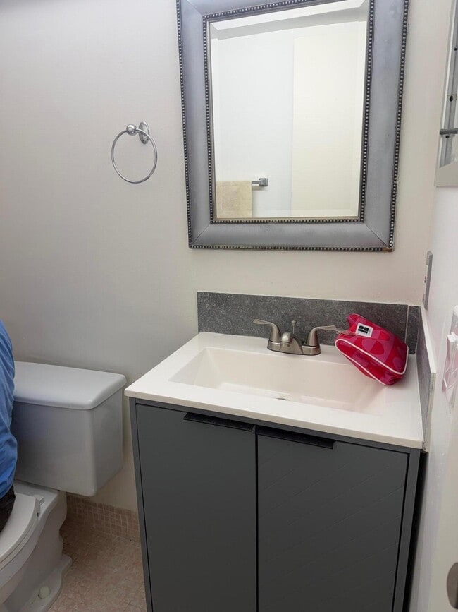 Building Photo - 180 Windsor E