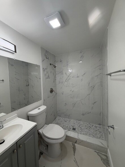 Building Photo - 909 N F St