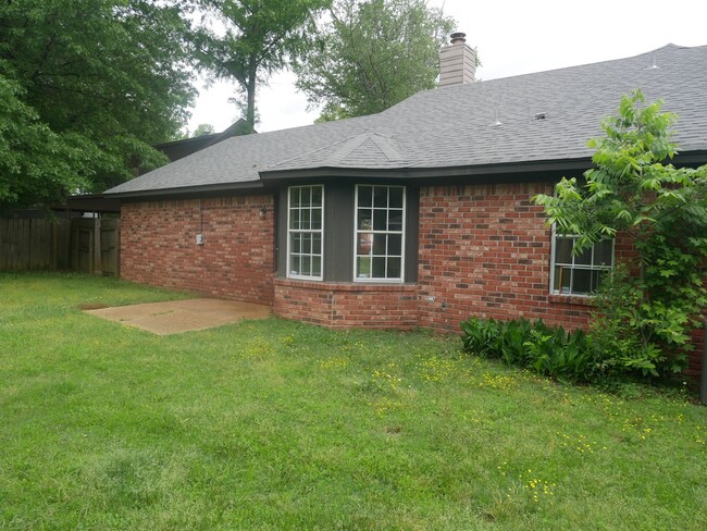 Building Photo - 2885 Waverly Dr