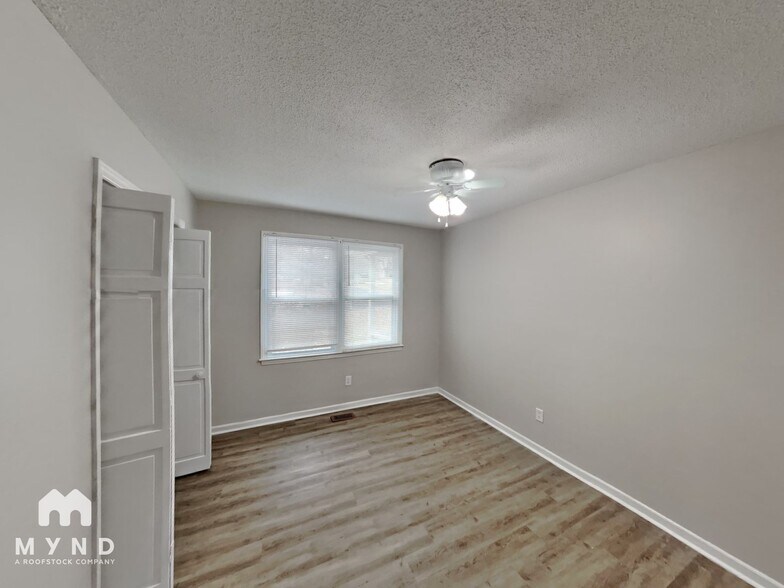 Building Photo - 400 Woodstream Dr