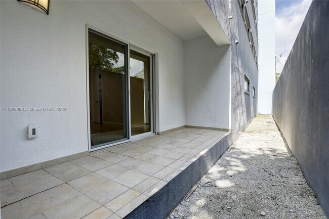 Building Photo - 2699 Tigertail Ave