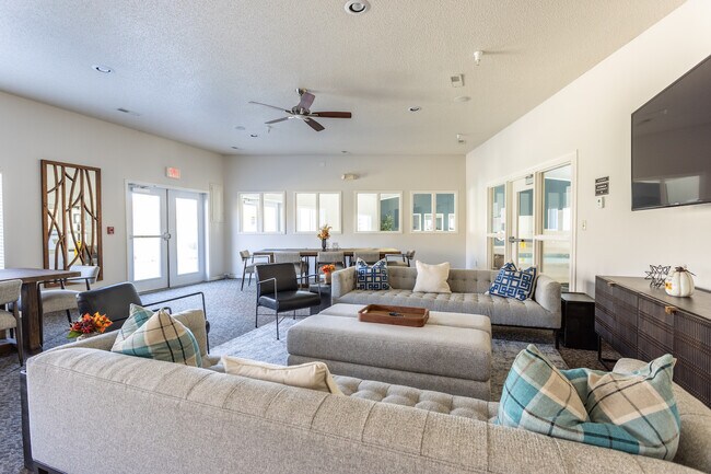 Primary Photo - Royal Oak Apartments