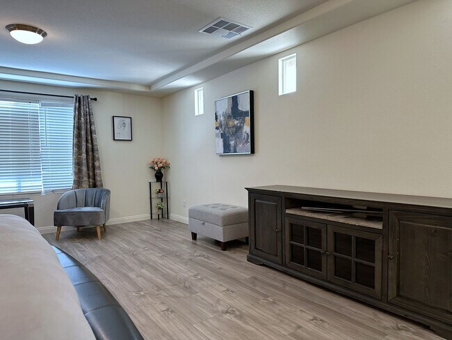 Building Photo - 4Bdrm/2.5bath Single Family Home - Fully Furnished