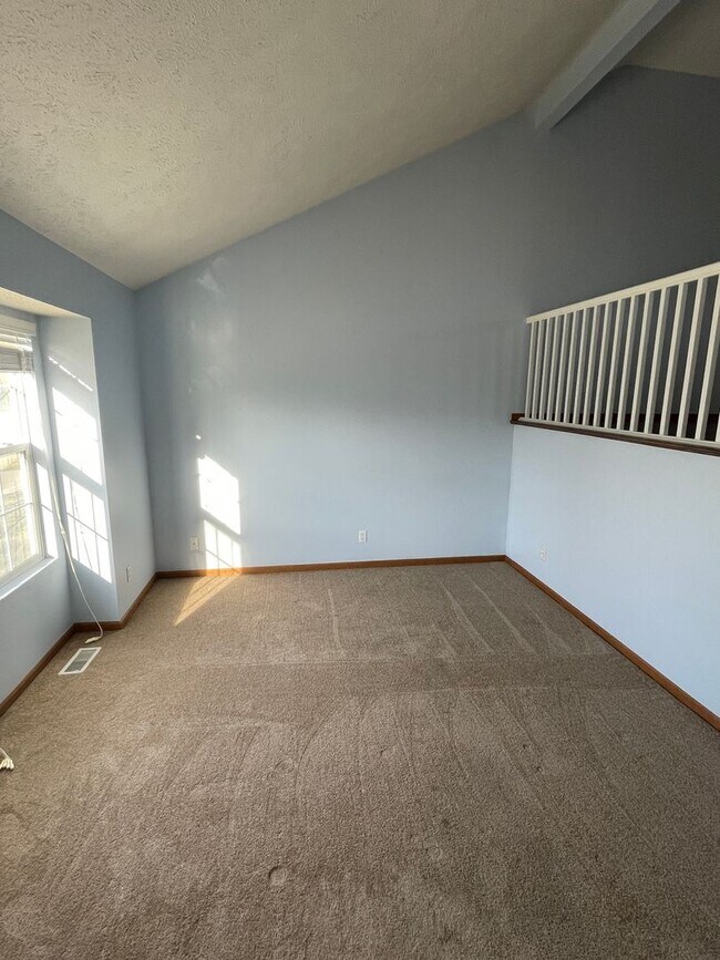 Building Photo - Spacious Home!!
