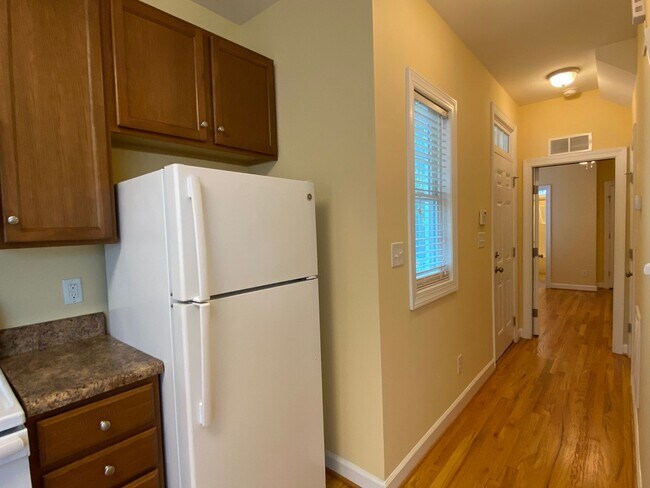 Building Photo - 3925 Lexington Dr