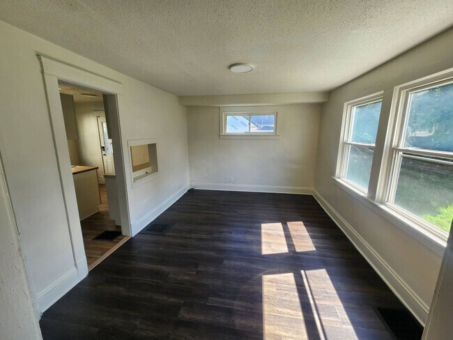 Building Photo - Charming 3-Bedroom Property in Prime Location