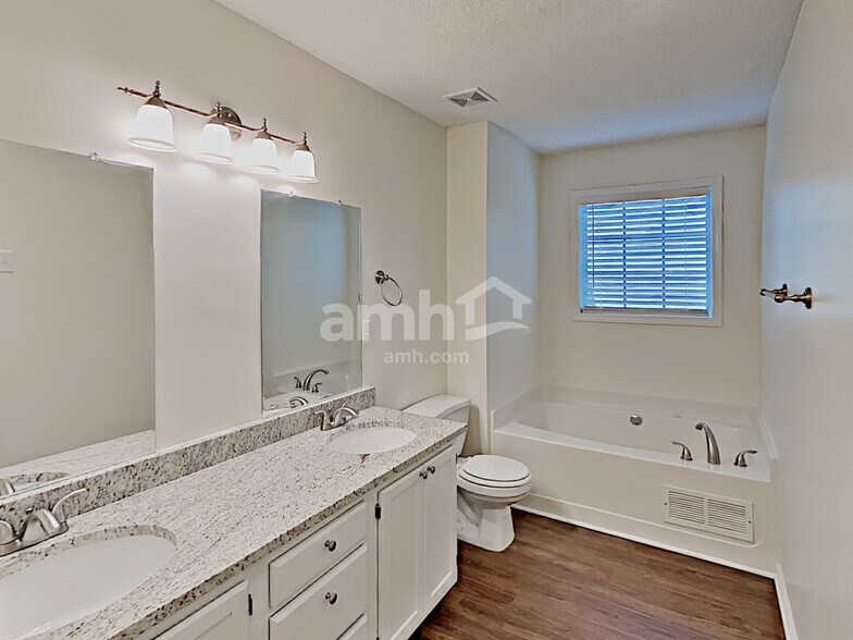 Building Photo - 1086 Berkley Dr SE