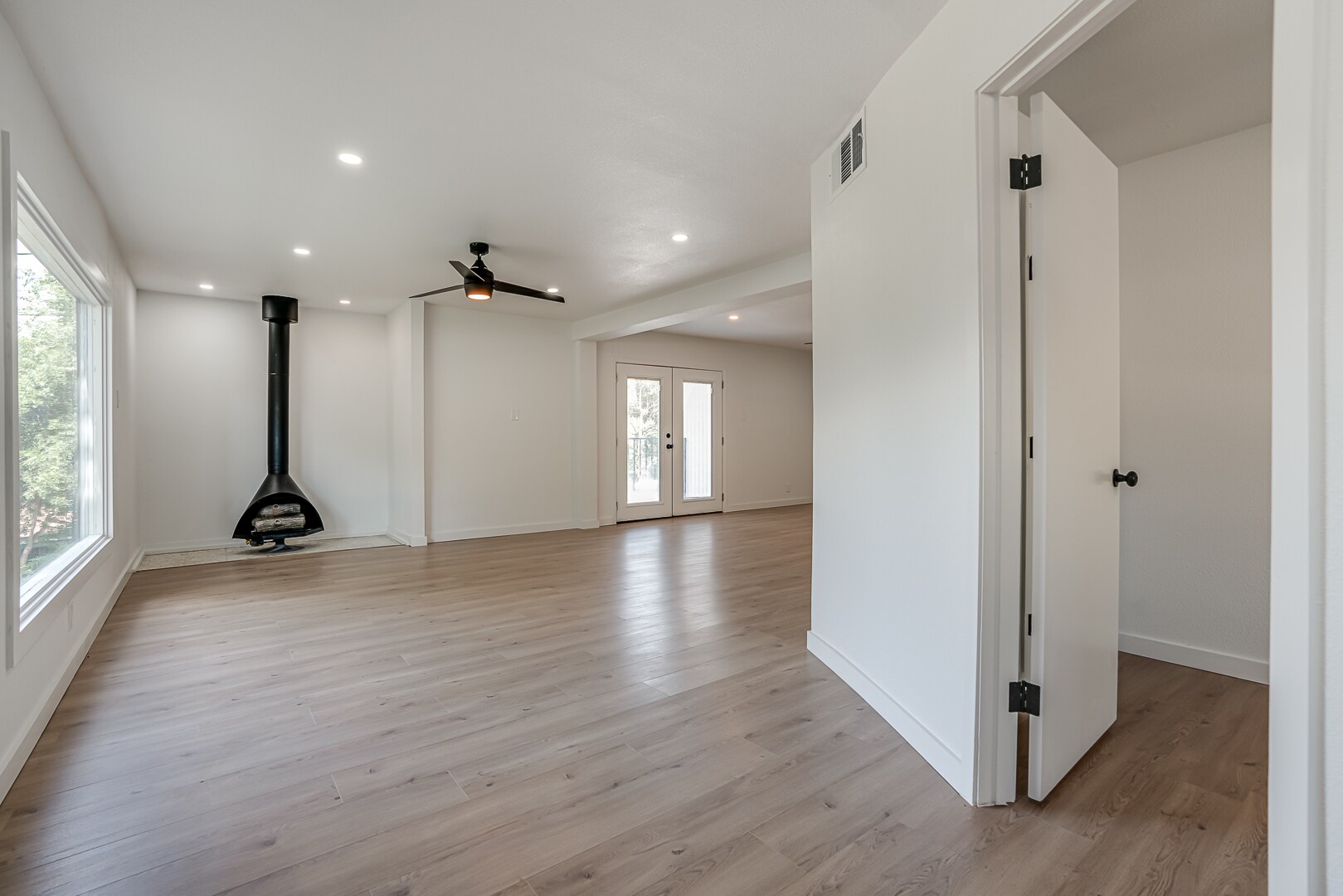 Entry way interior - 568 W Quill Dr